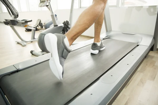 Mužské nohy na běžecký pás — Stock fotografie