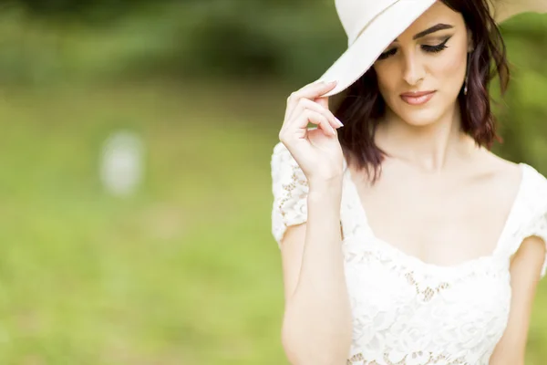 Giovane donna vestita di bianco — Foto Stock