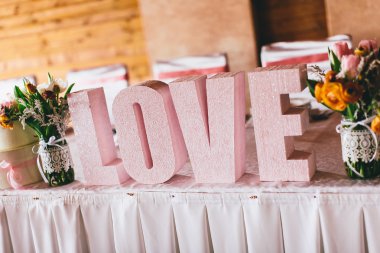 Çiçekli düğün süsü.