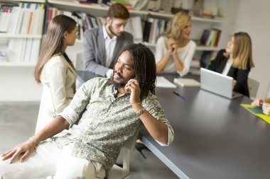 Adam bir cep telefonu üzerinde