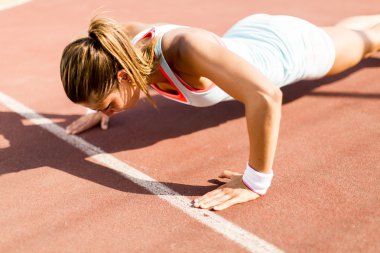 Genç sporcu kadın. 