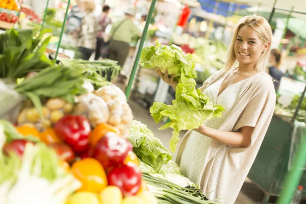 Ung kvinna på marknaden — Stockfoto