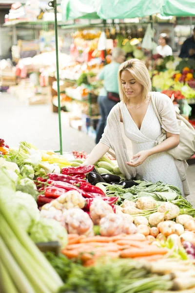 Jonge vrouw op de markt — Stockfoto