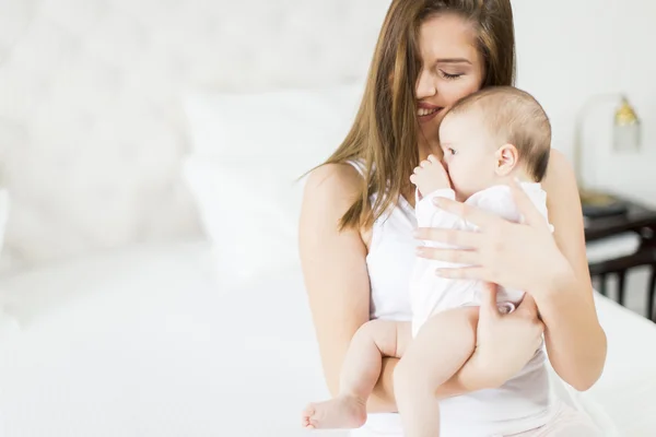 Mãe feliz com bebê — Fotografia de Stock