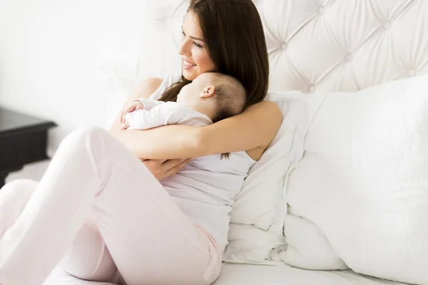 Mãe feliz com bebê — Fotografia de Stock