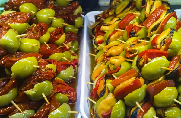 Olivový salát na trhu s potravinami — Stock fotografie