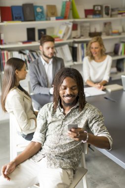 Telefonu olan bir adam.