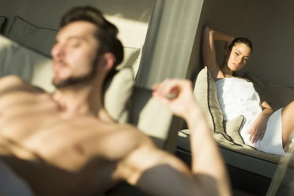 Pareja joven en la habitación — Foto de Stock