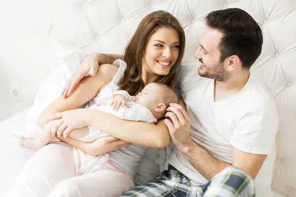 Lycklig familj med barn — Stockfoto