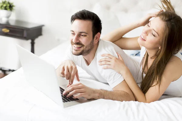 Casal jovem com laptop — Fotografia de Stock