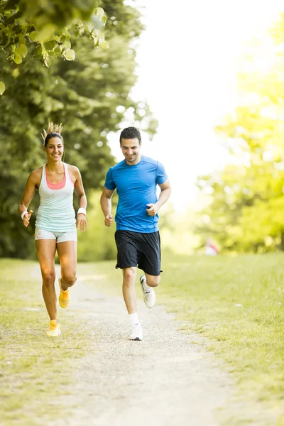 Jeune couple courir — Photo