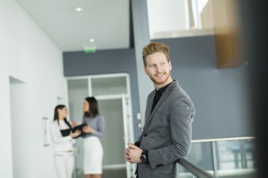 Ofisteki genç adam.