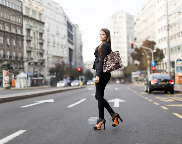 Frau überquert Straße — Stockfoto