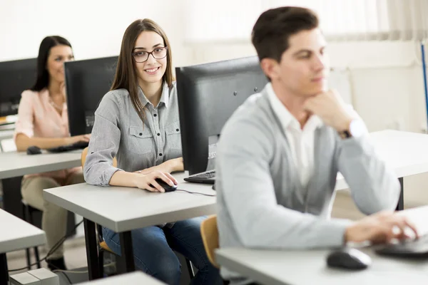 Jonge mensen in de klas — Stockfoto