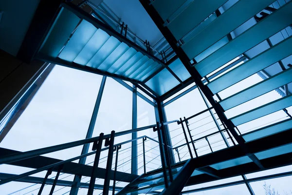 Escalera en una luz tenue — Foto de Stock