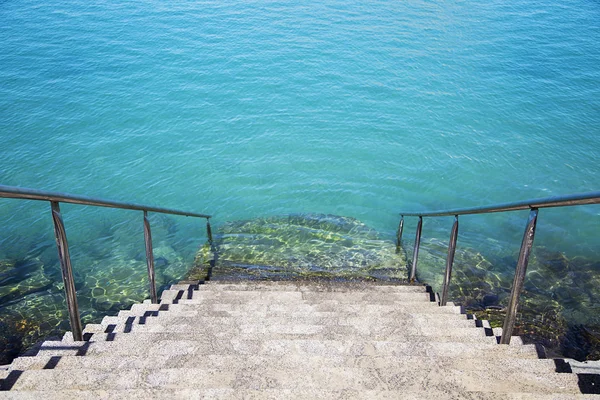 Каменная лестница ведущая к морю — стоковое фото