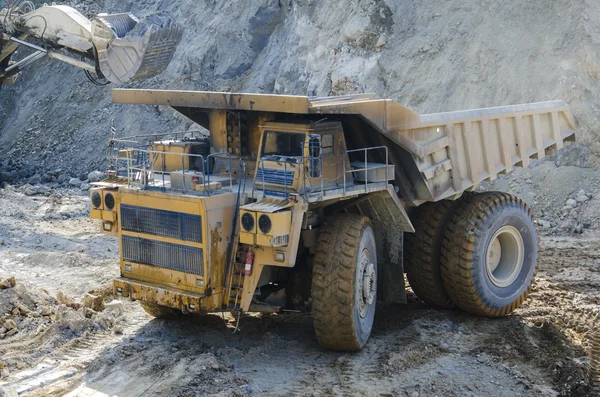 Camion dans la mine à ciel ouvert — Photo