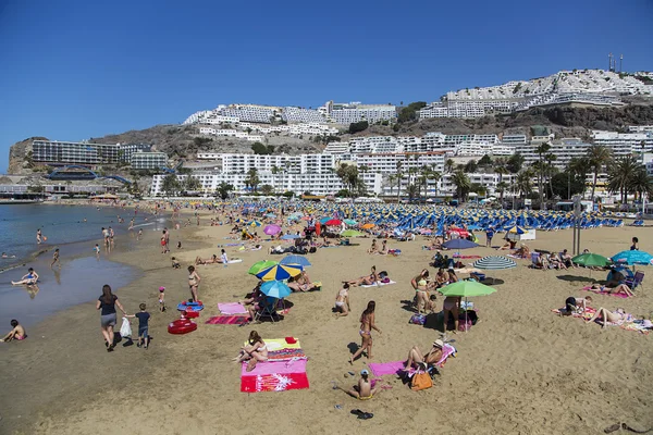 Oidentifierade personer på stranden — Stockfoto