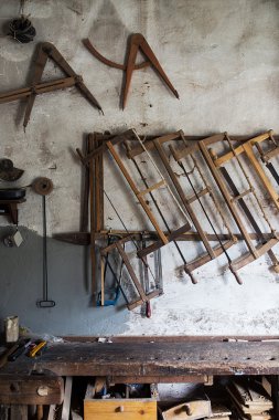 Wals üzerinde asılı eski testere makineleri