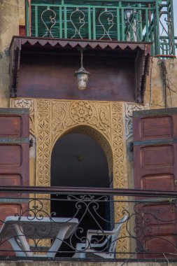 Tablo ile Teras ve sandalye