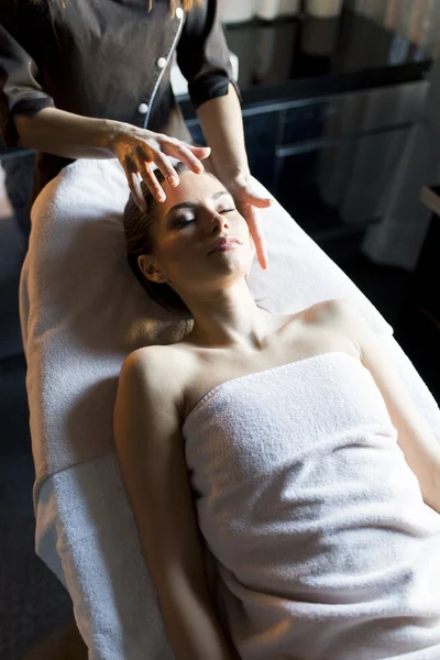 Jovem mulher fazendo uma massagem — Fotografia de Stock