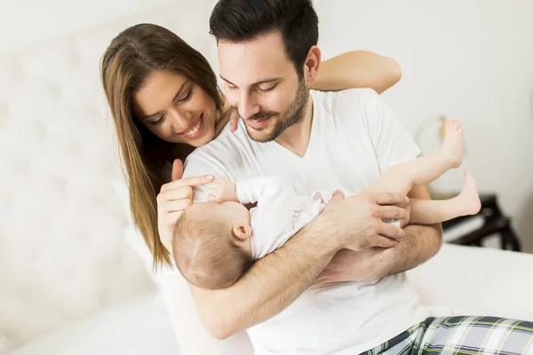 Família feliz com bebê — Fotografia de Stock