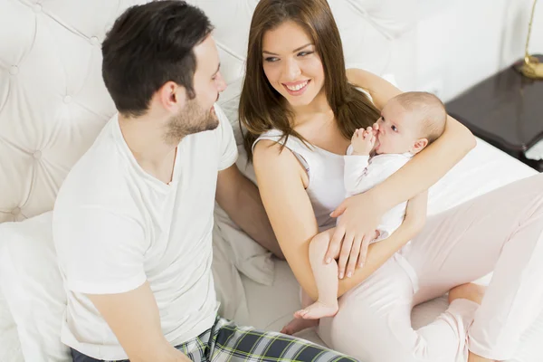 Família feliz com bebê — Fotografia de Stock