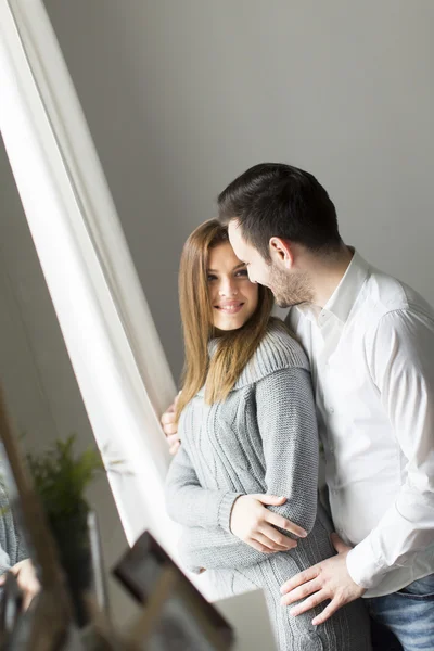 Jovem casal amoroso — Fotografia de Stock