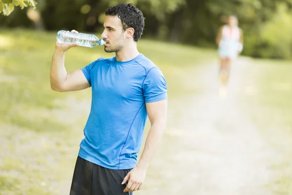 Giovane uomo acqua potabile — Foto Stock