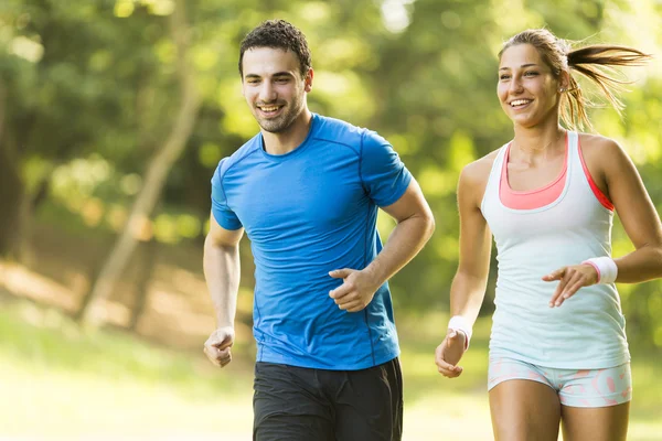 Joven pareja corriendo — Foto de Stock