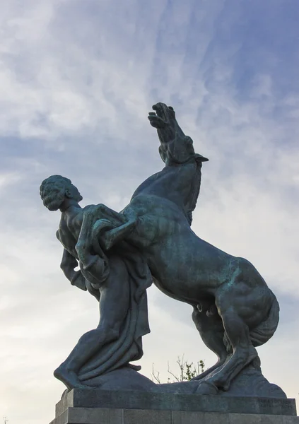 Sculpture in front of the parliament in Belgrade — Stock Photo, Image