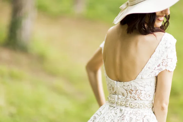 Молодая женщина в белом платье — стоковое фото