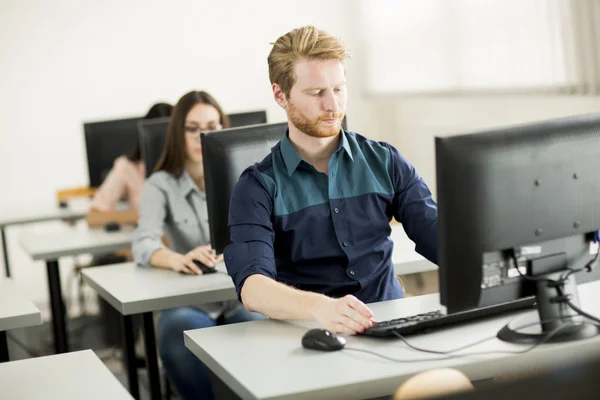 Jonge mensen in de klas — Stockfoto