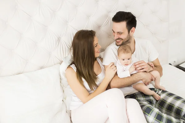 Família feliz com bebê — Fotografia de Stock