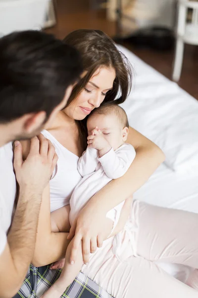 Famille heureuse avec bébé — Photo