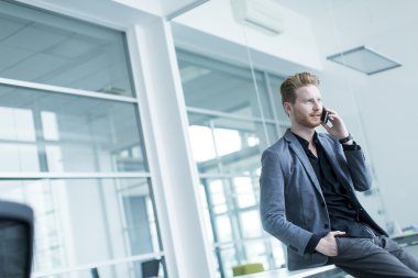 Genç adam bir cep telefonu üzerinde