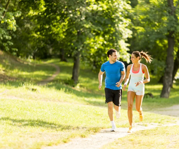 Jeune couple courir — Photo