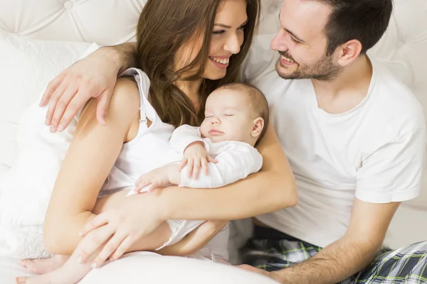 Família feliz com bebê — Fotografia de Stock