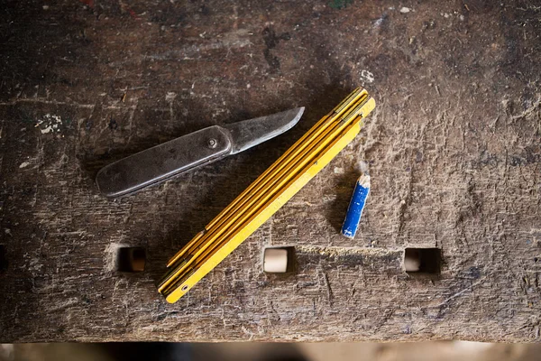 Narzędzia stolarskie na stole — Zdjęcie stockowe