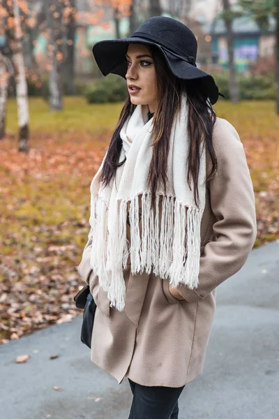 Giovane donna al parco autunnale — Foto Stock