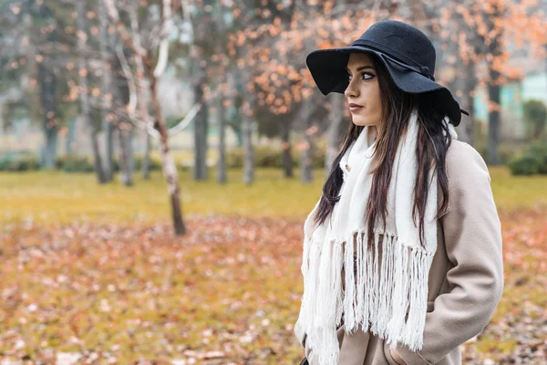 Giovane donna al parco autunnale — Foto Stock