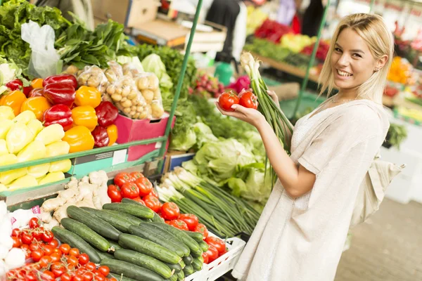 Mujer joven en el mercado — Foto de Stock