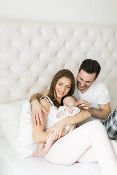 Família feliz com bebê — Fotografia de Stock