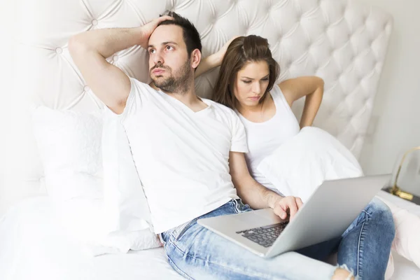 Young couple with laptop — Stock Photo, Image