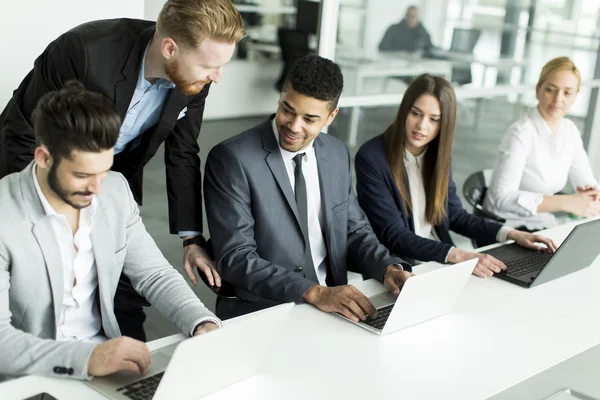 Geschäftsleute im Büro — Stockfoto