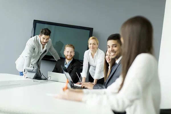 Empresários no escritório — Fotografia de Stock