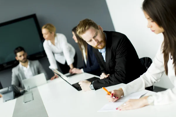 Empresários no escritório — Fotografia de Stock