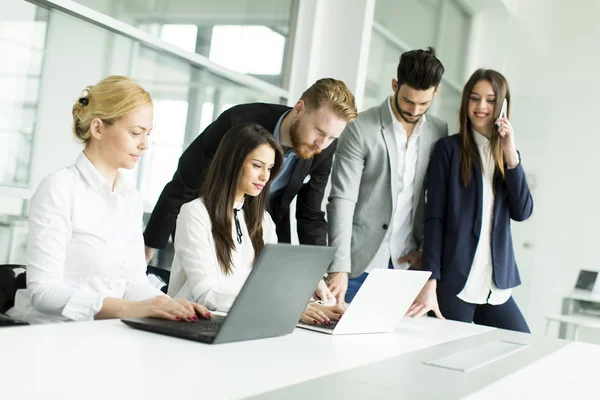 Empresários no escritório — Fotografia de Stock