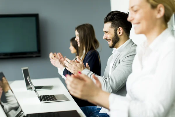 Gente de negocios en la oficina — Foto de Stock