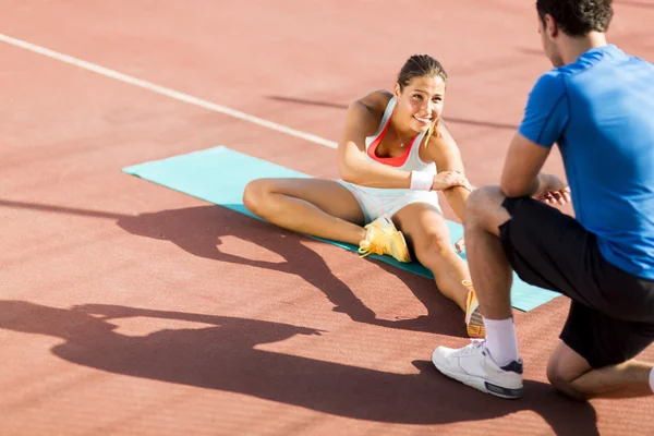 Kvinnan träning med personlig tränare — Stockfoto